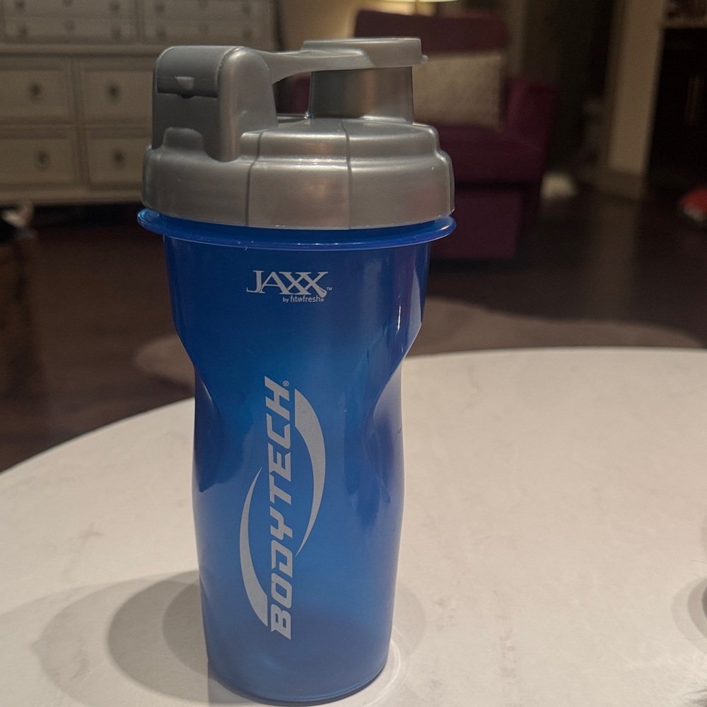 BodyTech fit fresh Blue Shaker drinking bottle with Silver Lid sport top 24 oz